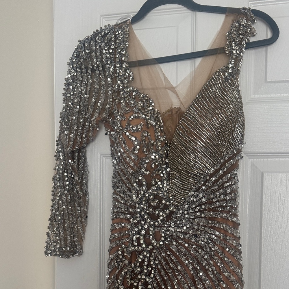One-Shoulder Sequined Evening Gown in Rose Gold and Silver - Picture 2 of 5